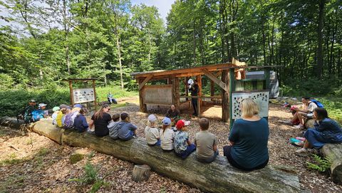 Wald-Aktion Geschichten von Reineke Fuchs und Dachsi Dachs auf dem Walderelbnispfad
