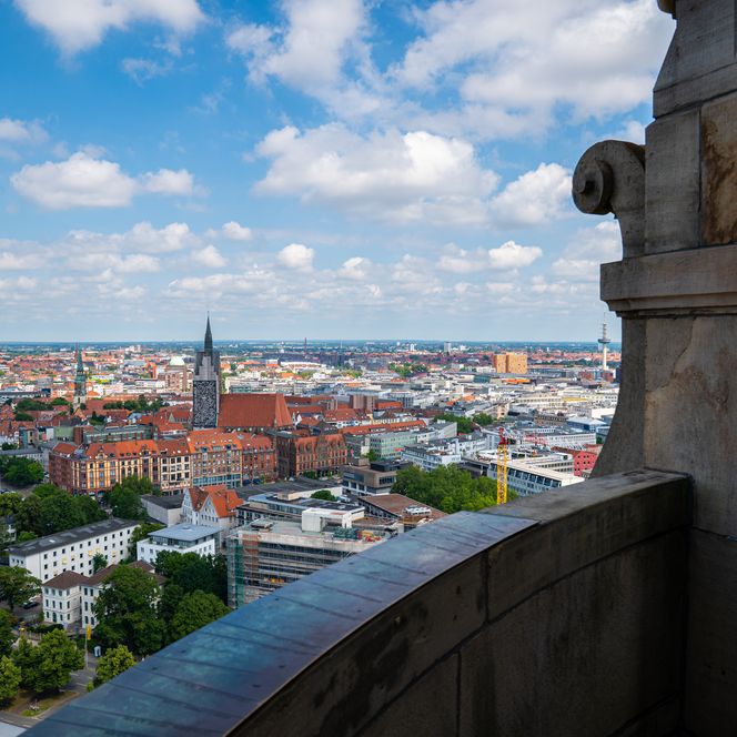 Blick von der Kuppel des Neuen Rathauses über Hannover mit Marktkirche.