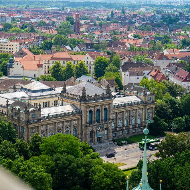 Blick vom Neuen Rathaus auf das Landesmuseum Hannover und die Stadt im Grünen.