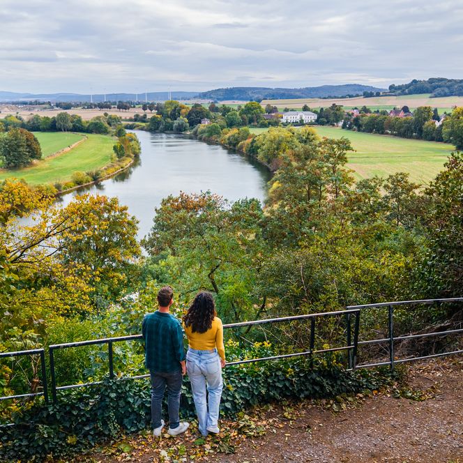 Paar schaut vom Ohrberg Park über das Wesertal.