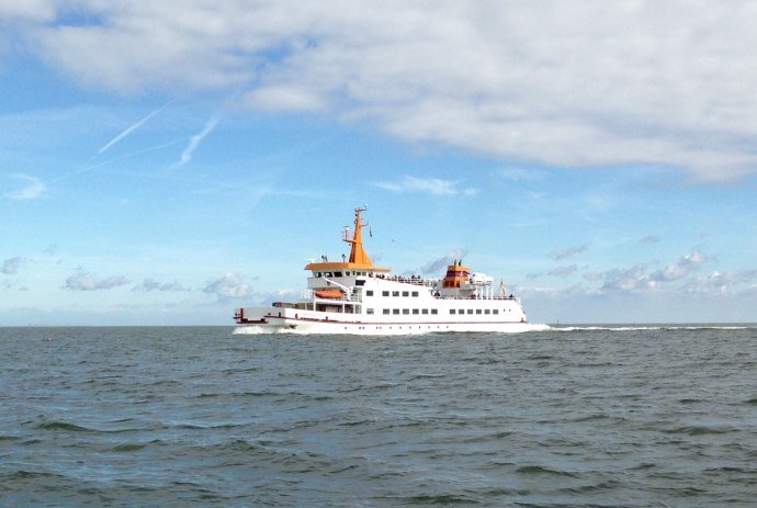 Das Schiff Langeoog 3 auf dem Meer, © Tourismus-Service Langeoog