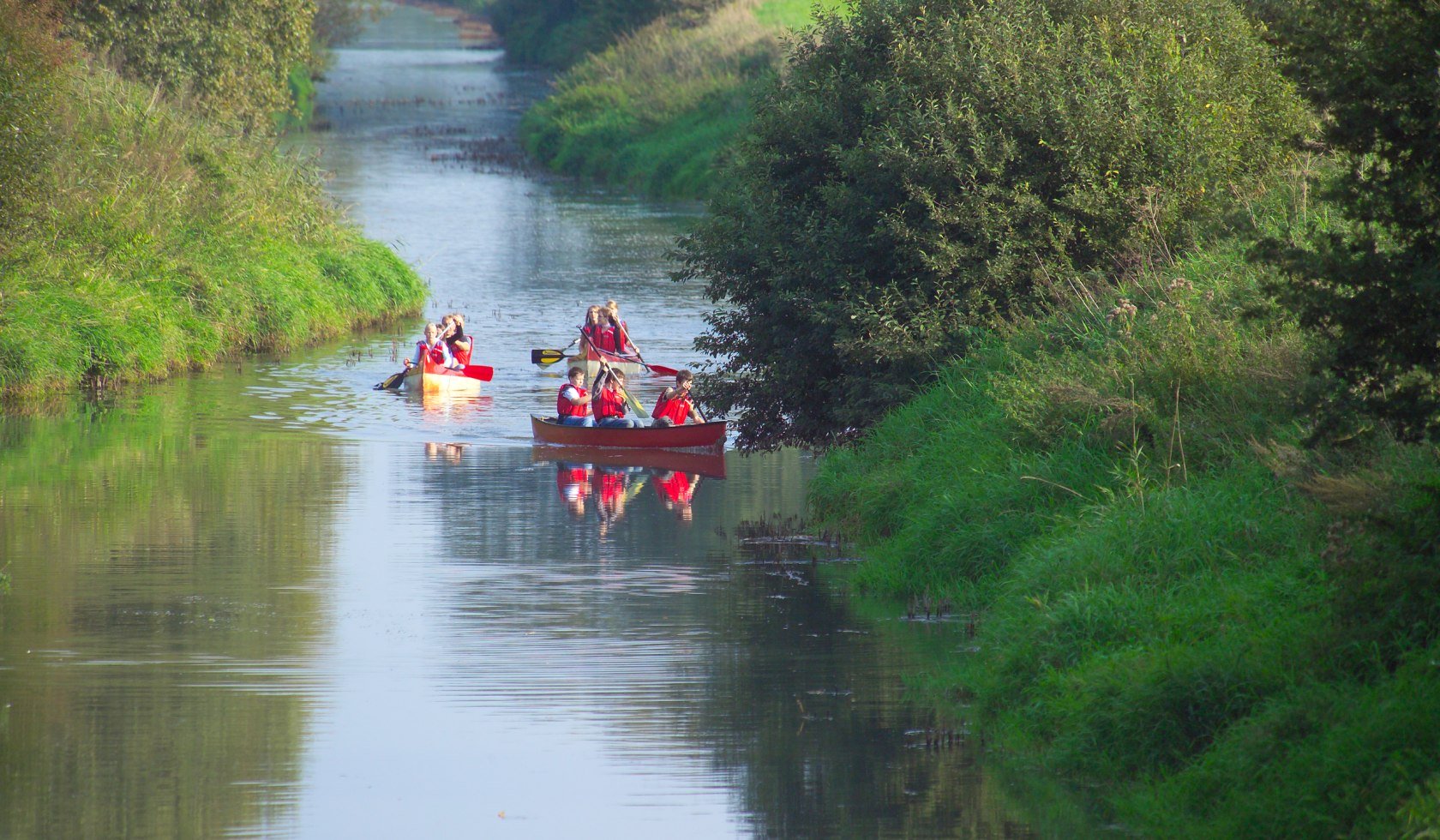 eine Gruppe Jugendlicher fährt Kanu auf der Hase, © Verbund Oldenburger Münsterland e.V.