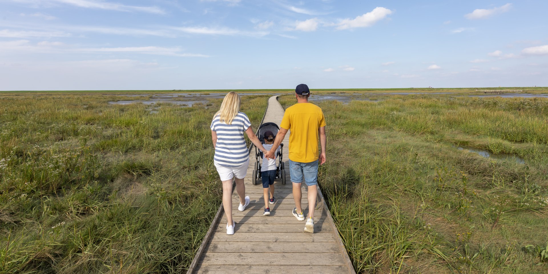 Familie auf einem Spaziergang ans Meer, © TMN/ Christian Bierwagen