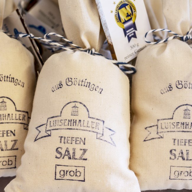Drei Säckchen Salz aus der Saline Luisenhall in Göttingen.