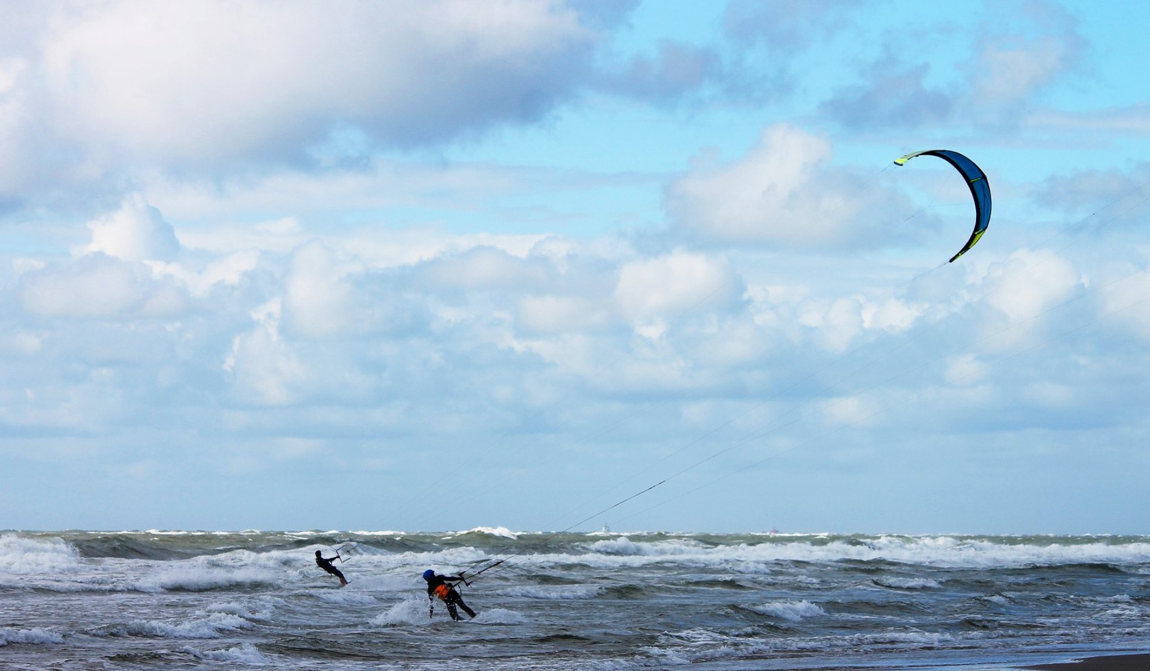 Zwei Kitesurfer auf dem Wasser., © Manfred Richter| Pixabay