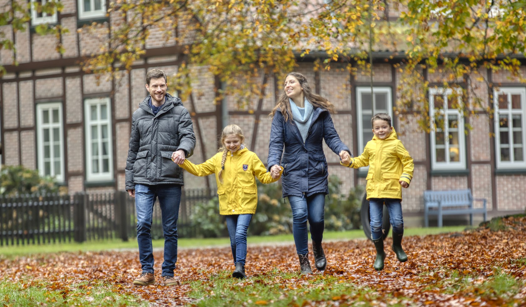 Eltern laufen Hand in Hand mit Kindern über Hof Flottwedel in Wietzendorf, © Christian Bierwagen