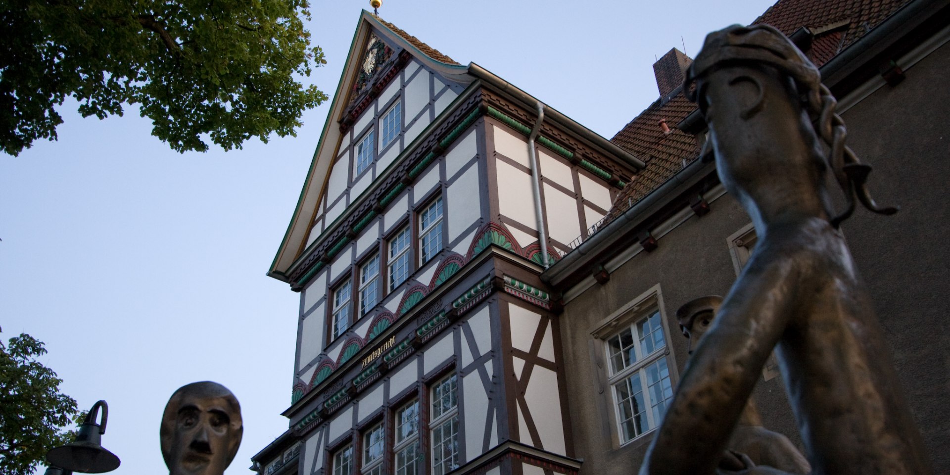 Das alte Amtsgericht in Petershagen als weißes Fachwerkhaus., © Mittelweser-Touristik GmbH