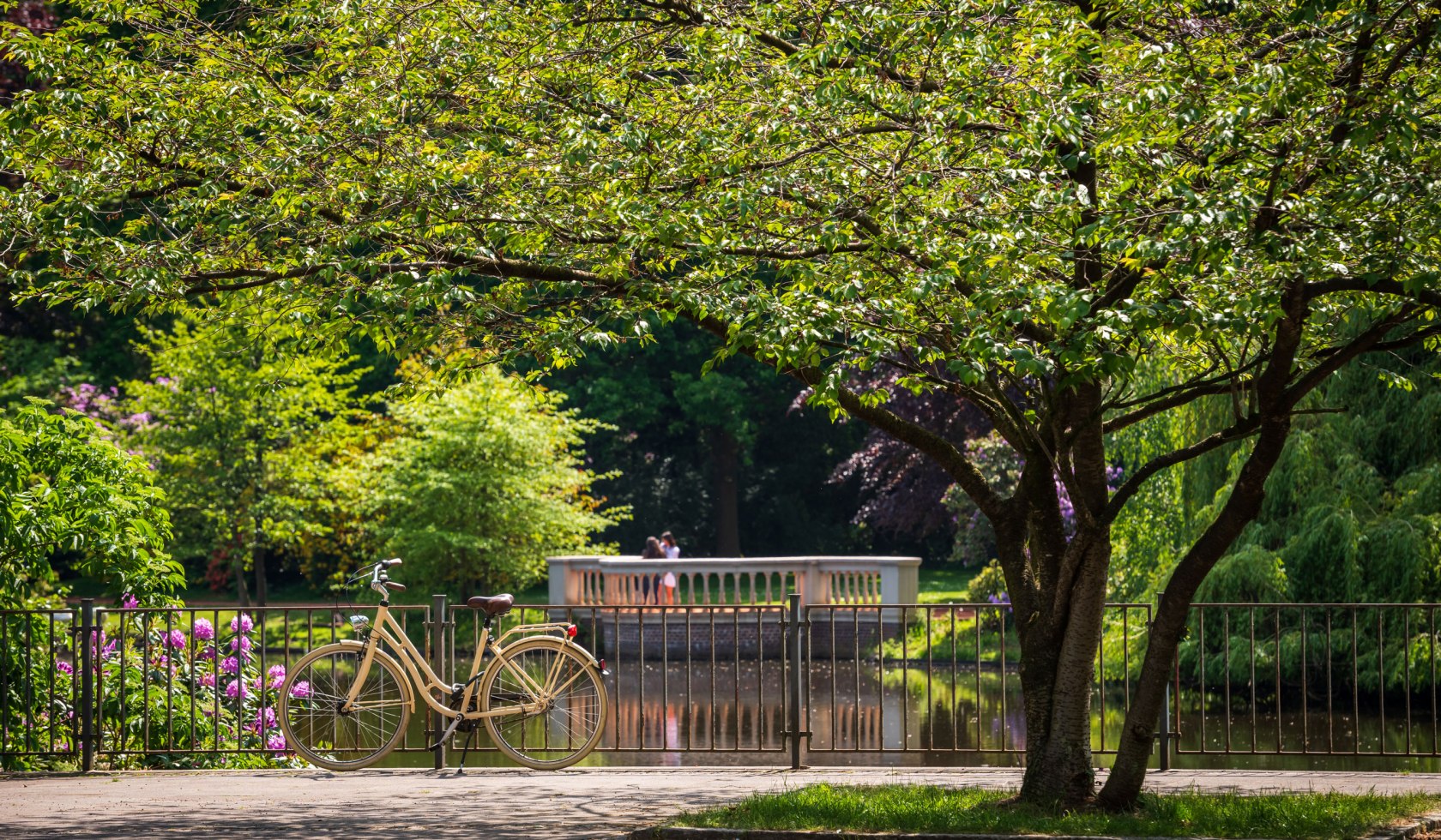 Fahrrad lehnt an Brücke in Oldenburg, © TMN/Markus Tiemann