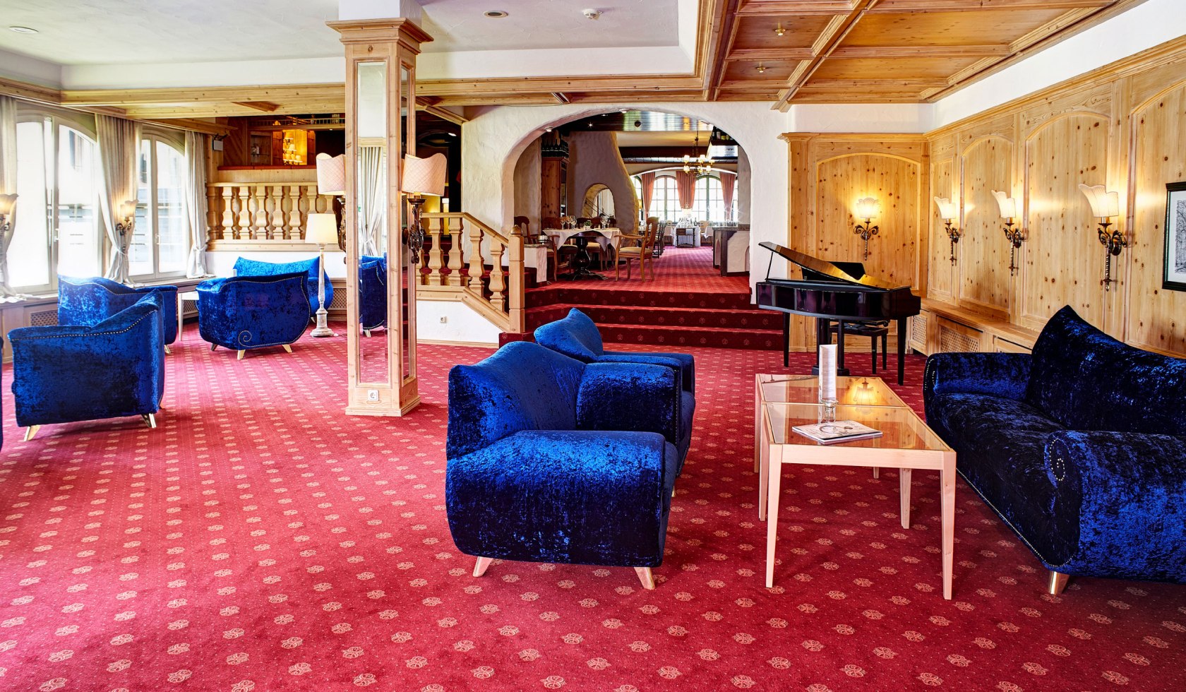 Café Sonnenwinkel mit blauen Sesseln und Piano im Mühl Vital Resort, © MH Hotelbetriebsgesellschaft mbH
