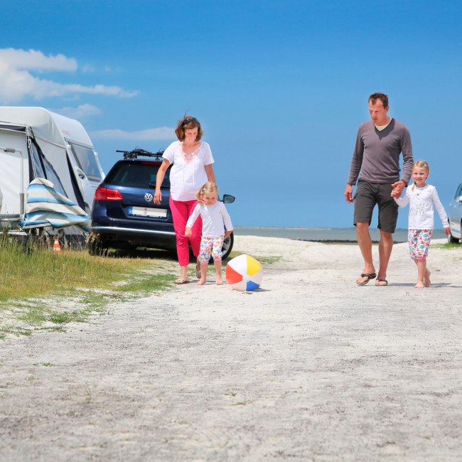 Familie geht spazieren auf dem Campingplatz Bensersiel, © TMN/ Nordseeheilbad Esens-Bensersiel