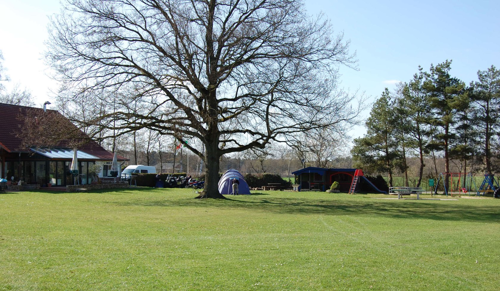 Campingwiese mit Restaurant und Kidshütte, © Campingplatz Blauer See in Lünne