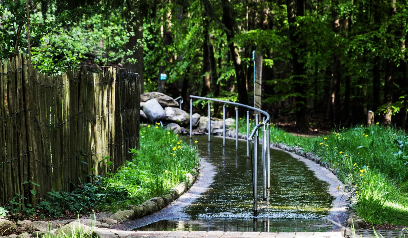 Wasserlauf mit Geländer zum Festhalten, © Barfußpark Lüneburger Heide / Karsten Eichhorn