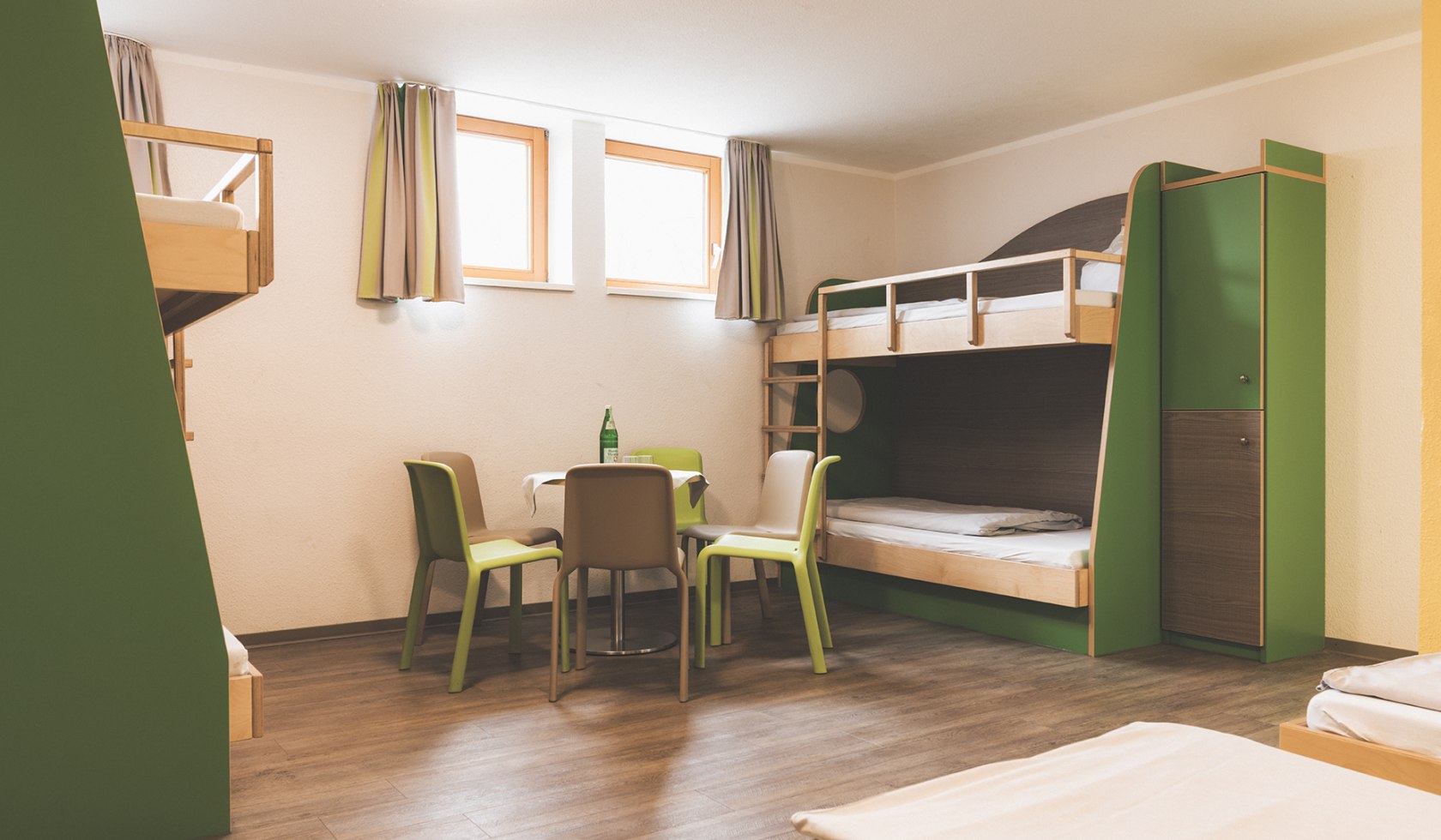 Gästezimmer mit zwei Etagenbetten und zwei Einzelbetten, © DJH Jugendherbergen im Nordwesten