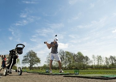 Golfer auf dem Inselgrün Golfpark Wagenfeld, © DümmerWeserLand Touristik