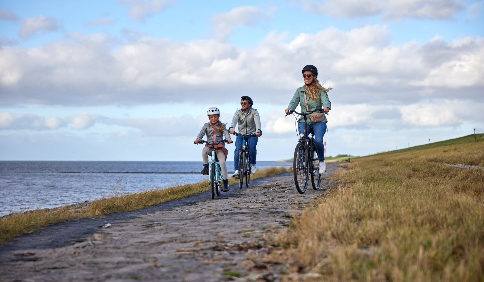 Familie auf Fahrrad an der Küste , © TourismusMarketing Niedersachsen GmbH