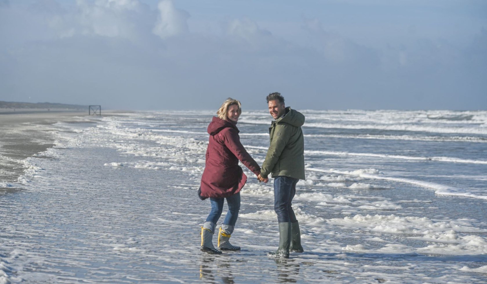 Paar geht an der Nordsee spazieren, © Henning Scheffen
