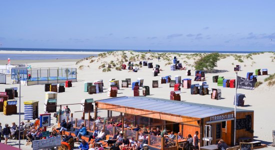 Besucher sitzen an einer Strandbar auf Borkum, © TMN/Ottmar Heinze