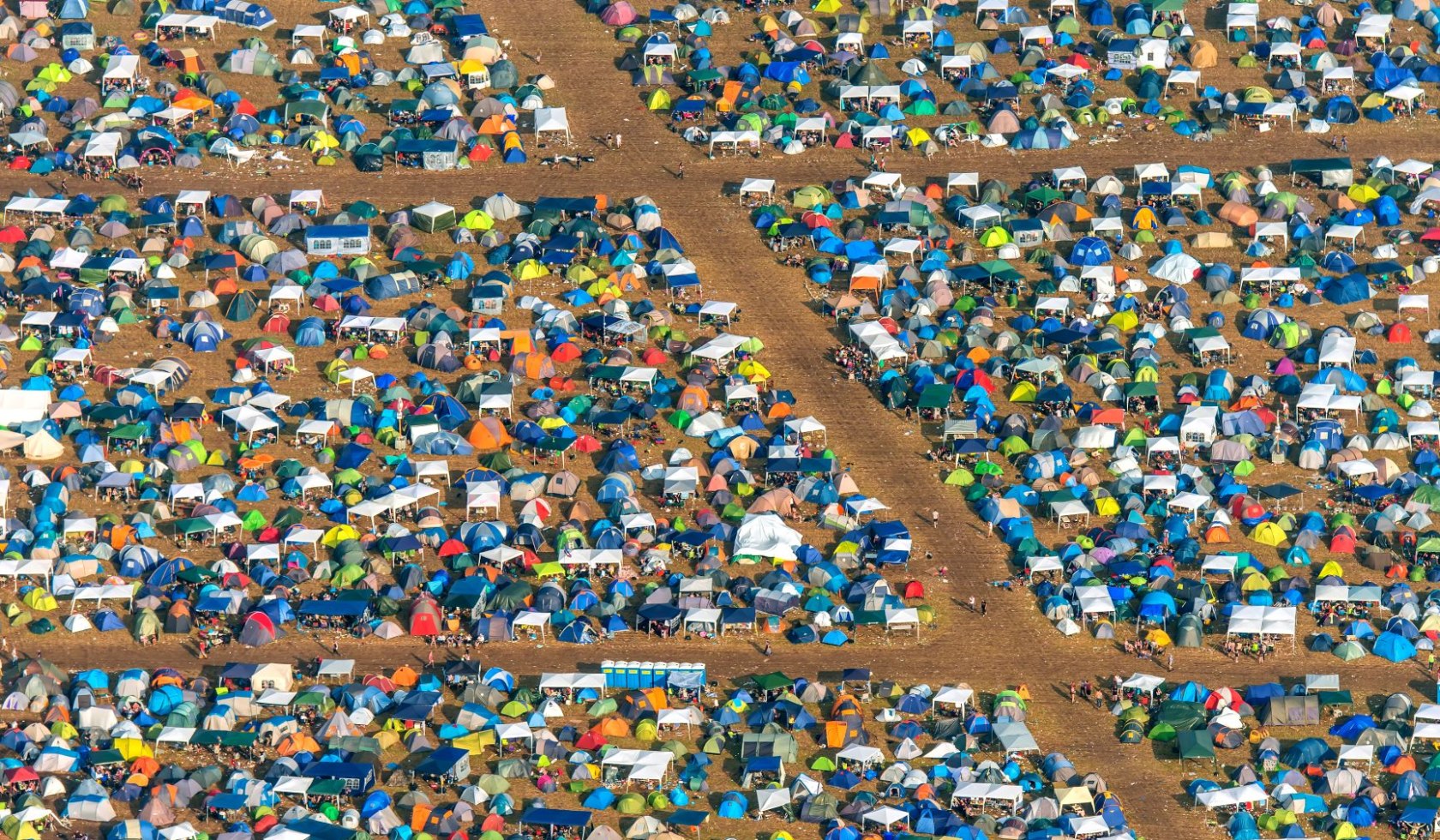Luftaufnahme: Campingplatz vom Deichbrand Festival in Cuxhaven, © Martin Elsen