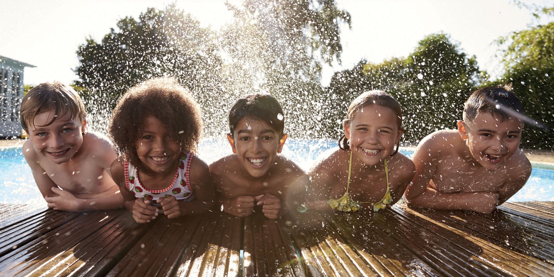 Fünf Kinder planschen am Rand eines Schwimmbeckens., © Stadt Zeven / shutterstock.com