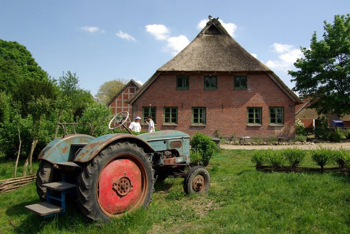 Traktor vor dem Museumsbauernhof Wennerstorf, © Stiftung Freilichtmuseum am Kiekeberg