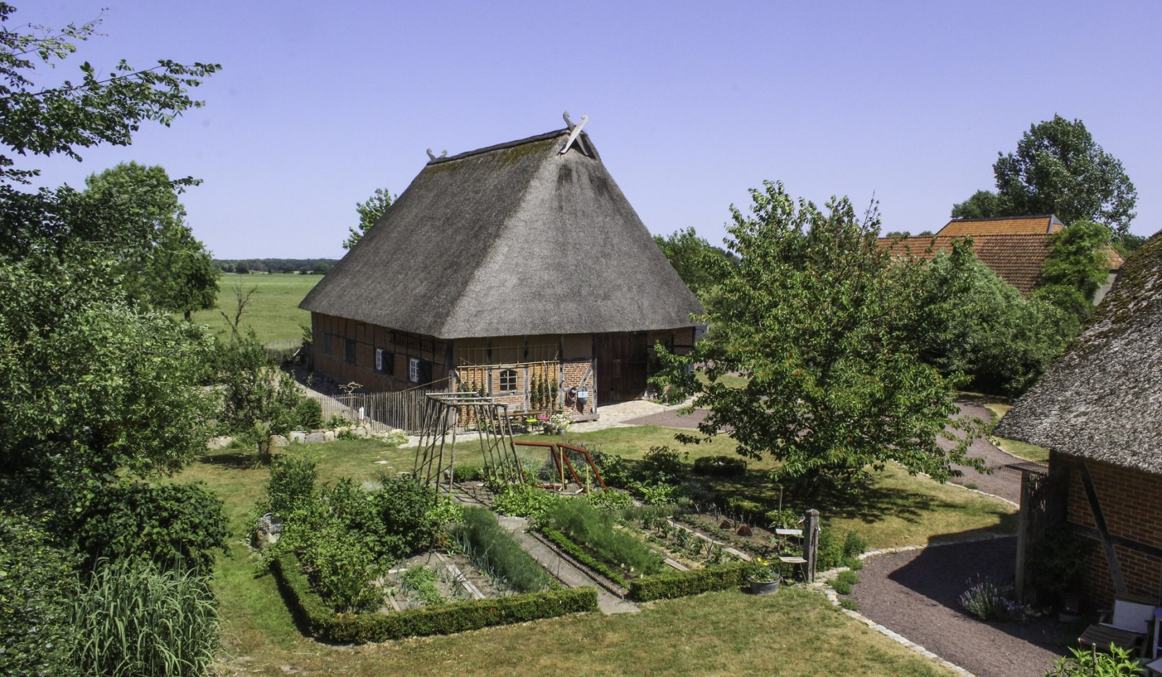 Ausblick aus dem Ferienhaus zum Bauerngarten, © Dennis Haug
