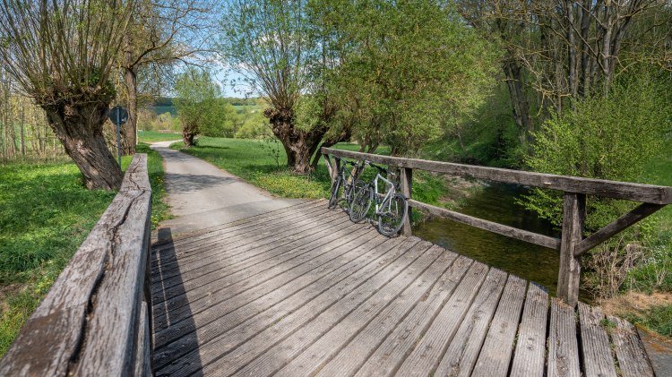 Brücke, an dessen Geländer ein Fahrrad angelehnt ist, © mehle hundertmark fotografie