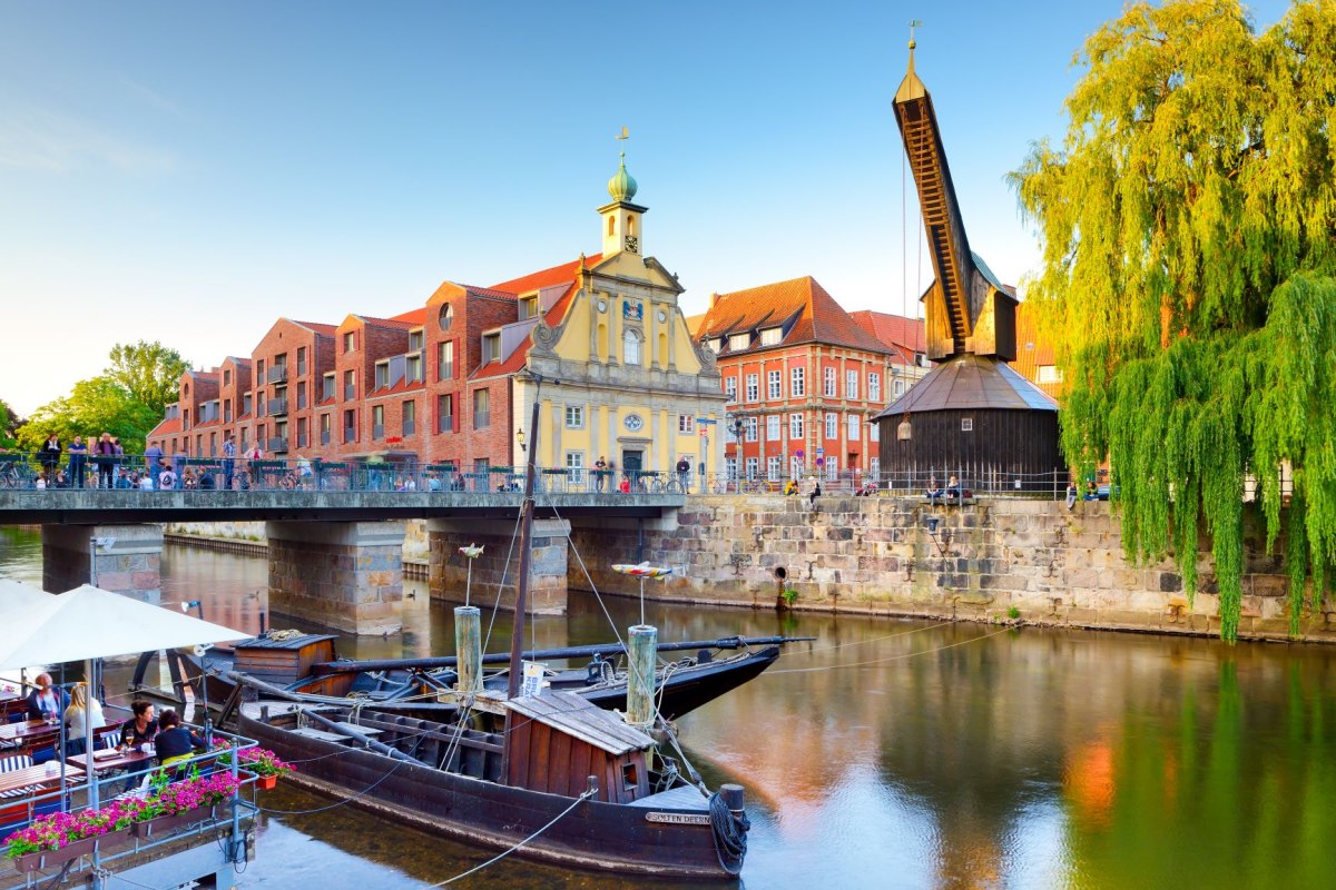 Fluss in Lüneburg mit Brücke und Altstadt , © Francesco Carrovillano