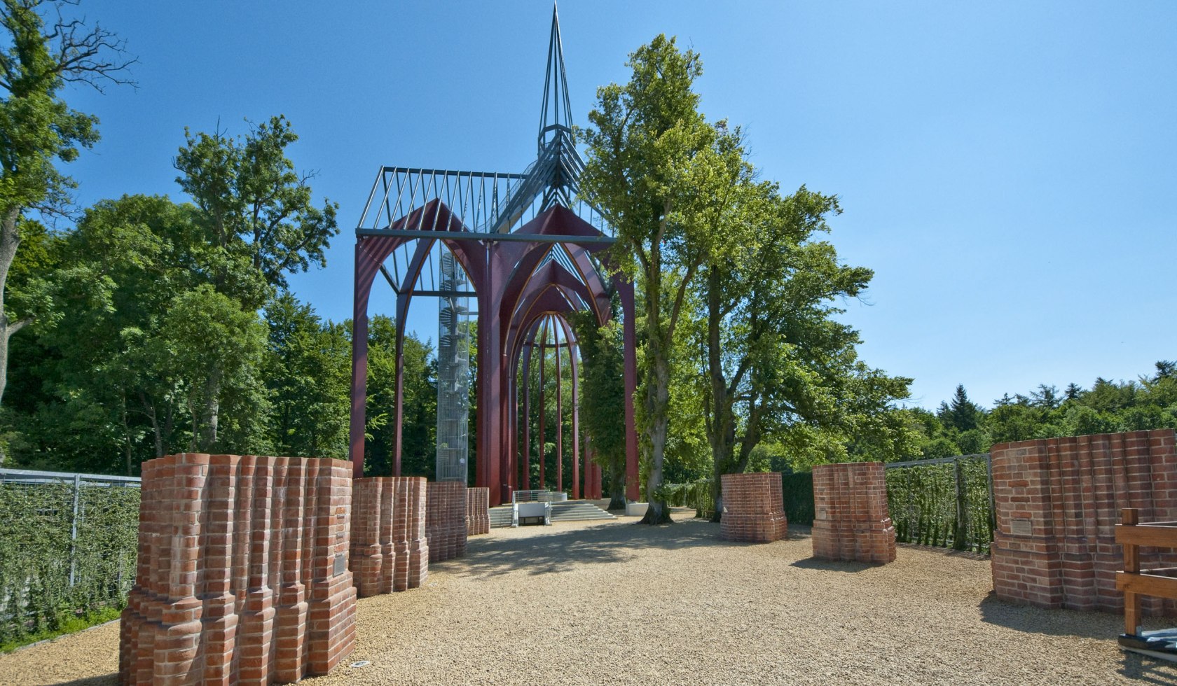 Anblick der modernen Klosterstätte Ihlow aus Stahl und Holz, © Gemeinde Ihlow / Claus Schüssler