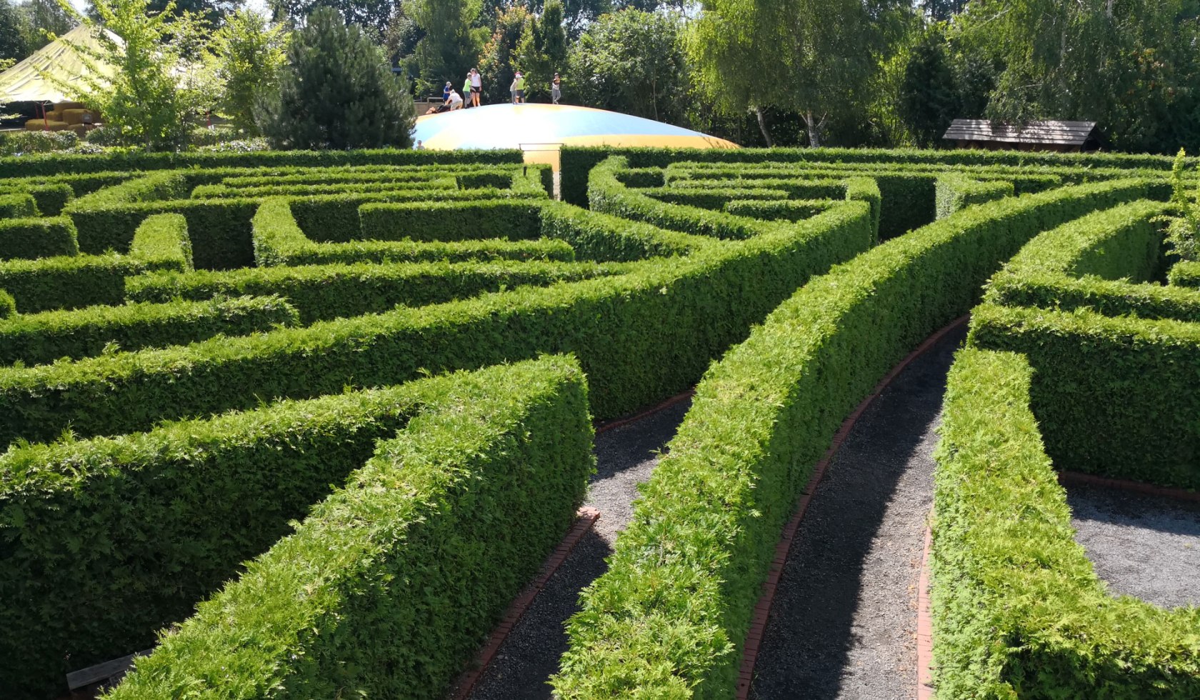 Labyrinth mit Hüpfburg im Hintergrund, © mamicheck.ch/ Corinne Fischbacher