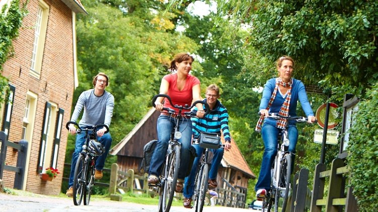 Radfahrer erkunden die Herrlichkeit lage, © Grafschaft Bentheim Tourismus e.V./ Schubert