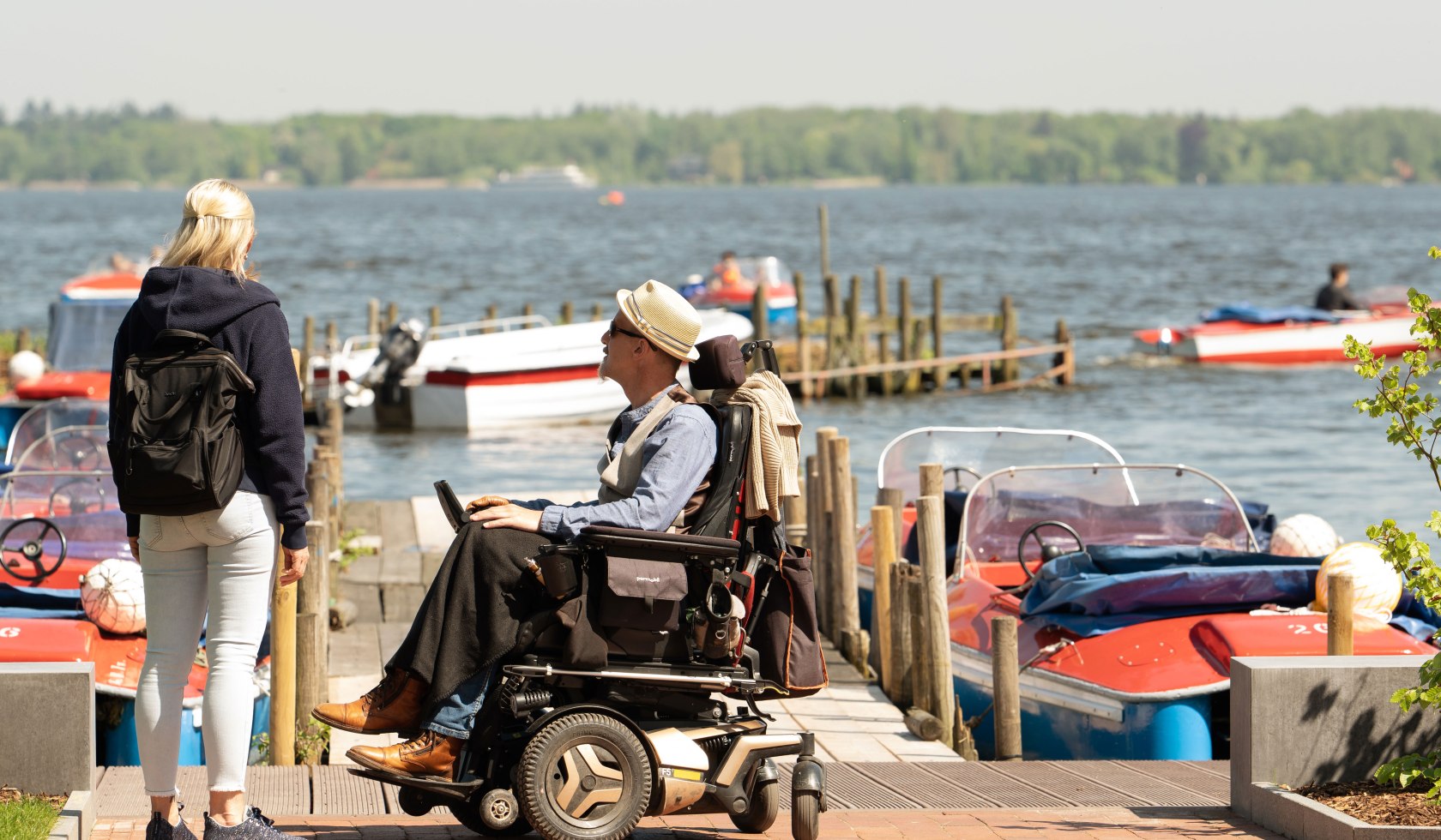 Am Steg vo Bad Zwischenahner Meer mit Rollstuhl, © TMN / Isabella Pacini