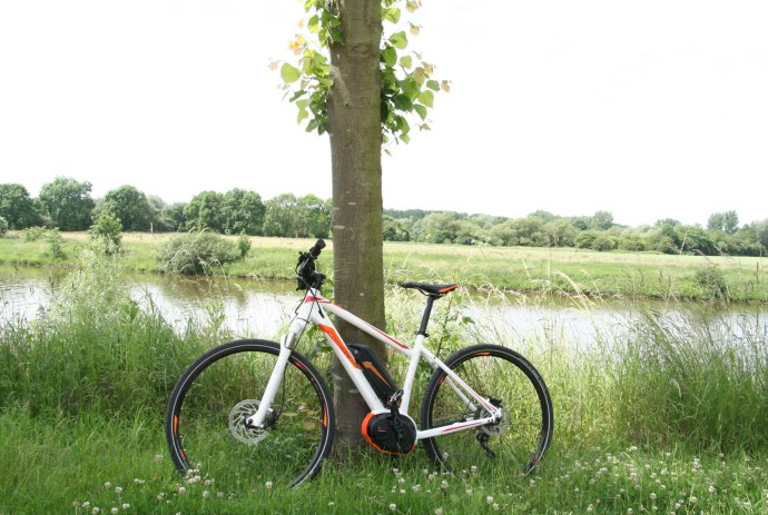 Fahrrad am Baum anliegend, © Mittelweser-Touristik GmbH