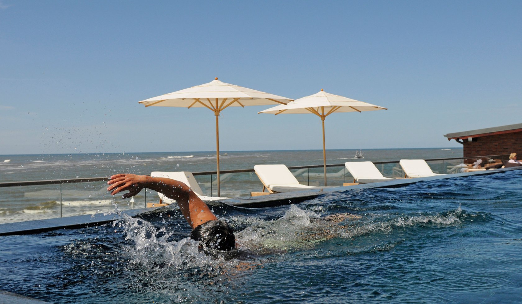 Außenpool mit Schwimmer, © Hotel Seesteg Norderney