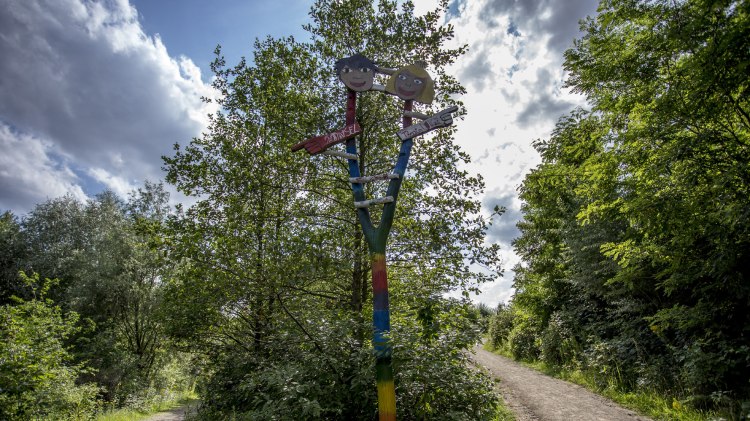 Wegweiser im Eingangsbereich des Kinderwaldes, © Kinderwald Hannover/ Nader Ismail