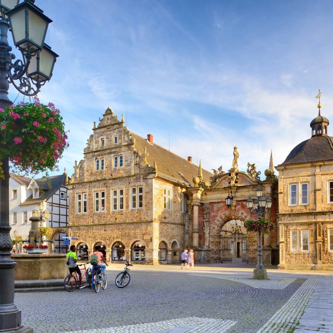 Marktplatz von Bückeburg mit Schlosstor im Schaumburger Land, © TMN/Francesco Carovillano