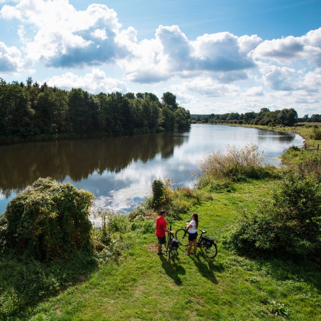 Zwei Radfahrer am Ufer der Ems, © Naturpark Hümmling / Holger Leue