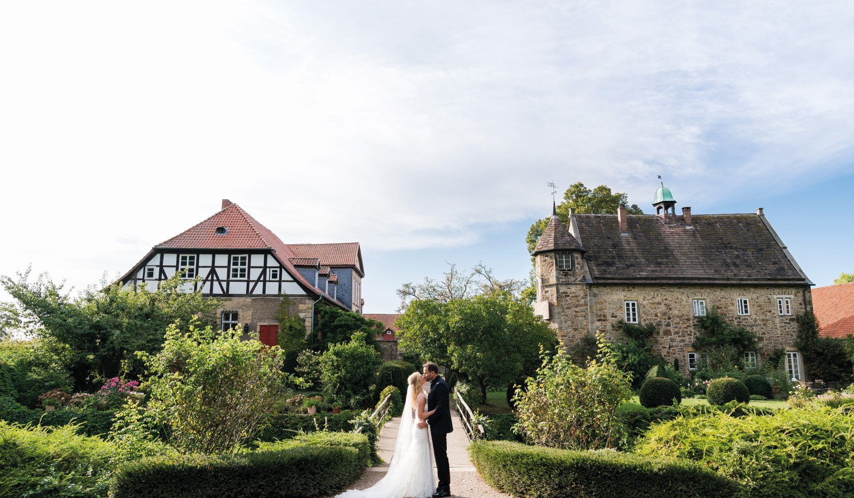 Hochzeitspaar, Rittergut Remeringhausen im Hintergrund, © Rittergut Remmeringhausen