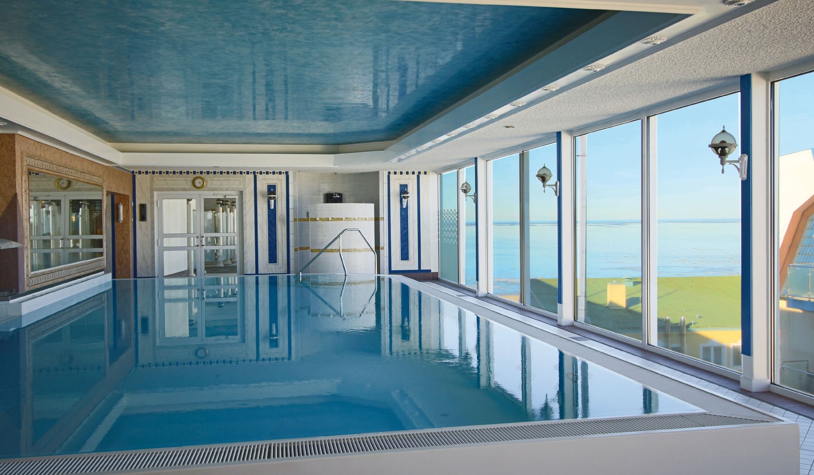 Schwimmbad im Hotel Strandperle mit Aussieht auf das Meer, © Hotel Strandperle / Voxel Design