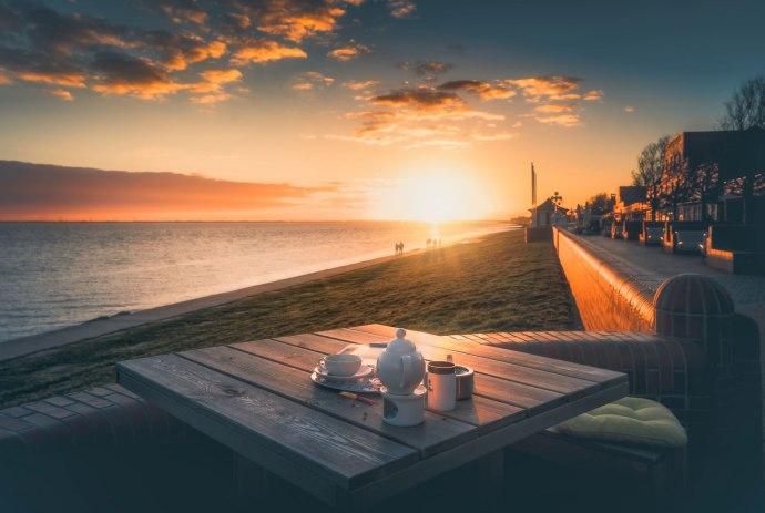 Kaffee am Strand von Wilhelmshaven beim Sonnenuntergang, © Wilhelmshaven Touristik und Freizeit GmbH/ Rainer Ganske