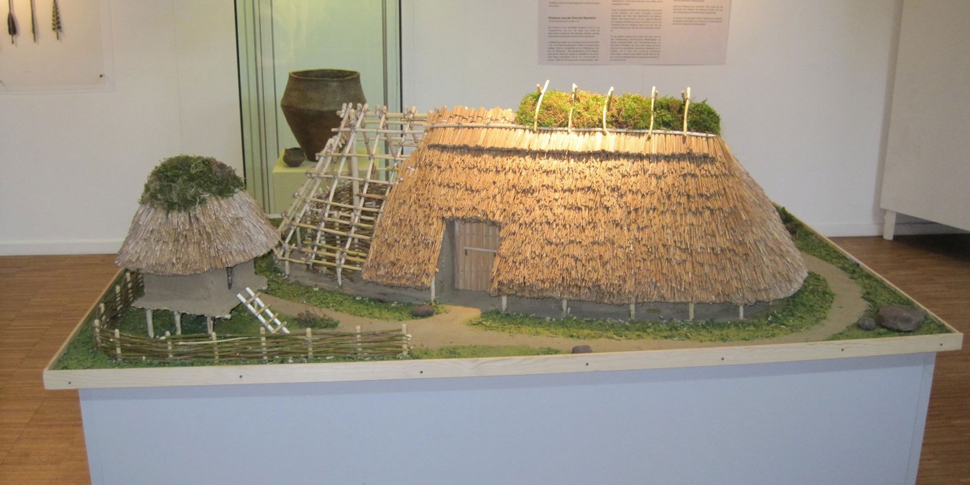 Wohnen vor 2000 Jahren - ein Hausmodell der Eisenzeit, © Ausstellungszentrum Archäologie Meppen