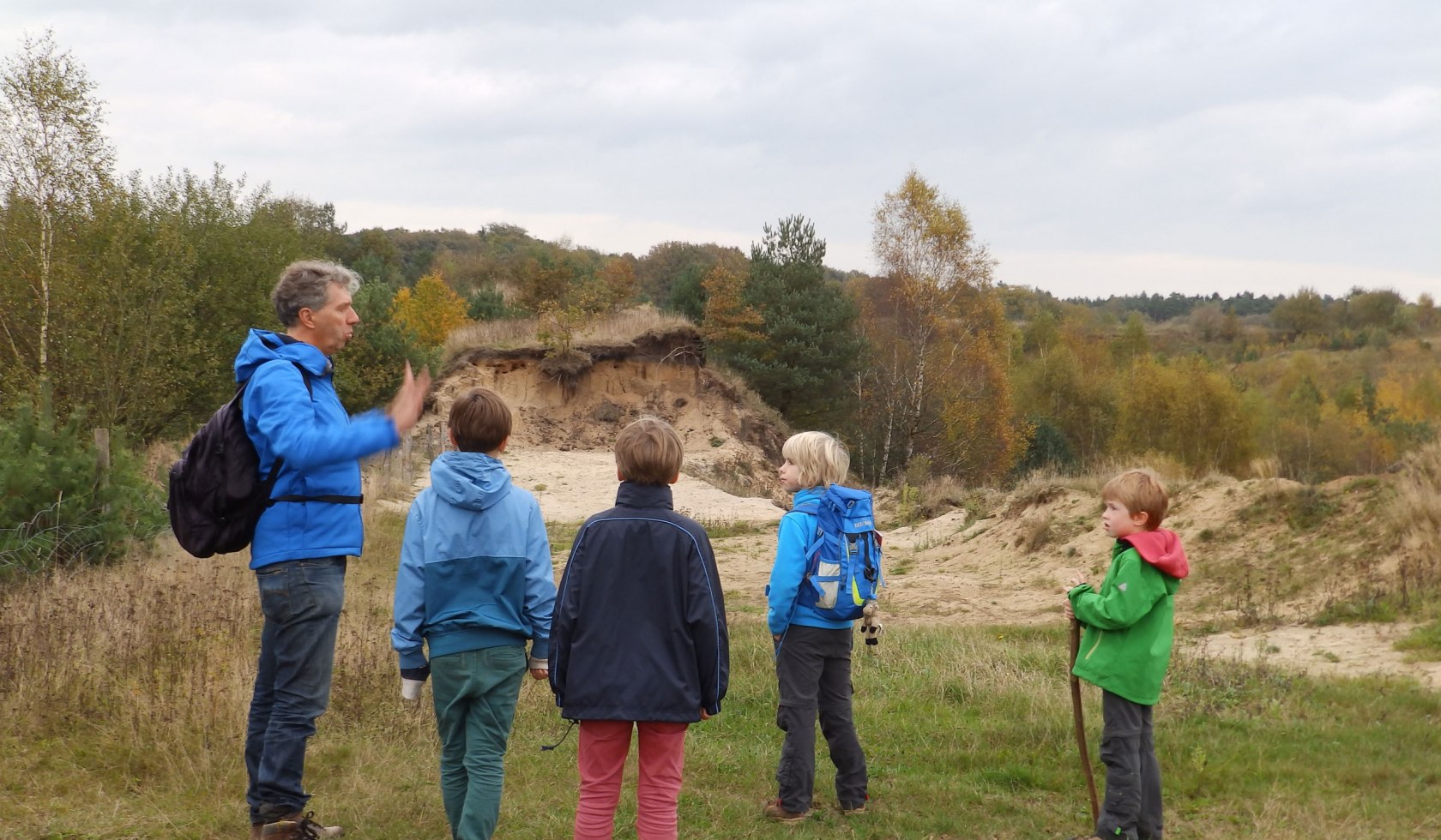 Kinder bekommen Informationen über den Nordpfad Huvenhoopsmoor., © Touristikverband Landkreis Rotenburg (Wümme)