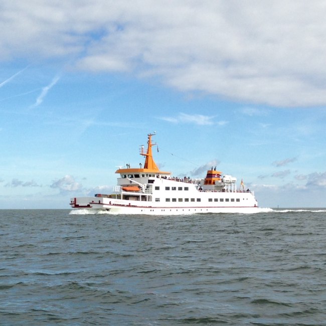 Das Schiff Langeoog 3 auf dem Meer, © Tourismus-Service Langeoog