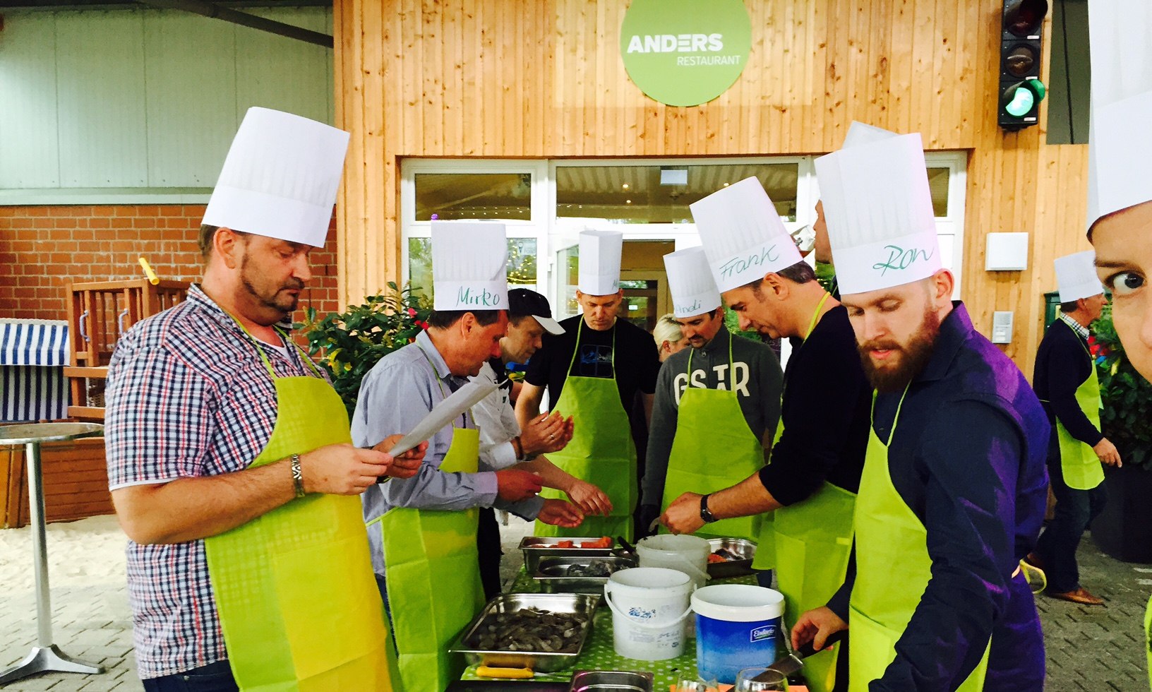 Mehrere Personen beim Kochkurs im Anders Restaurant, © Vorbrück