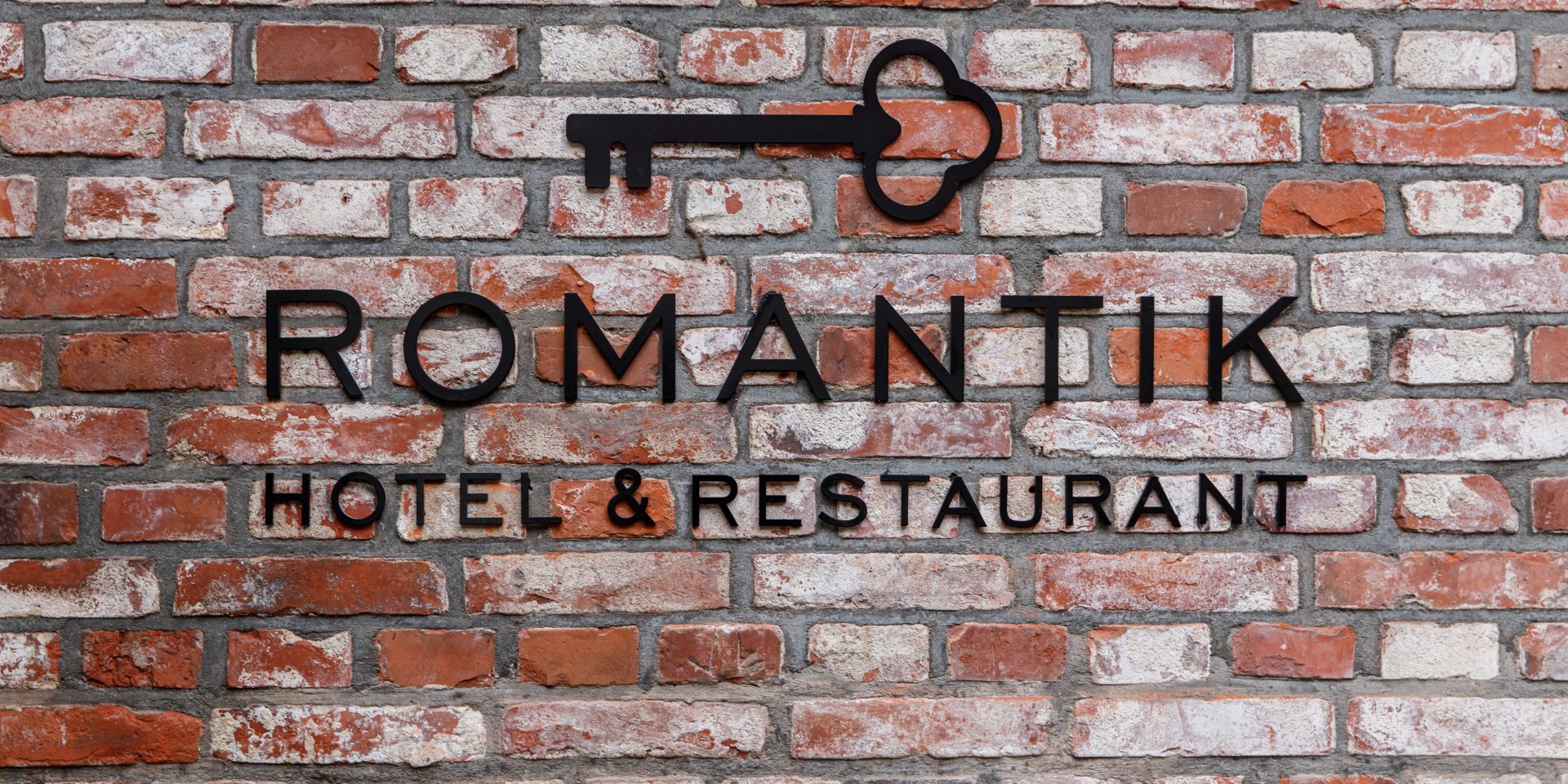Schlüssel aus Metall und Schriftzug &quot;Romantik Hotel &amp; Restaurant&quot;, © Andreas Burmann