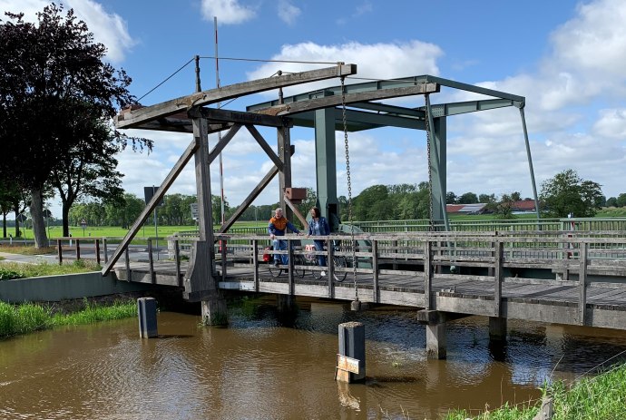 Zwei Radfahrer stehen auf einer Brücke in Ostfriesland, © Ostfriesland Tourismus GmbH