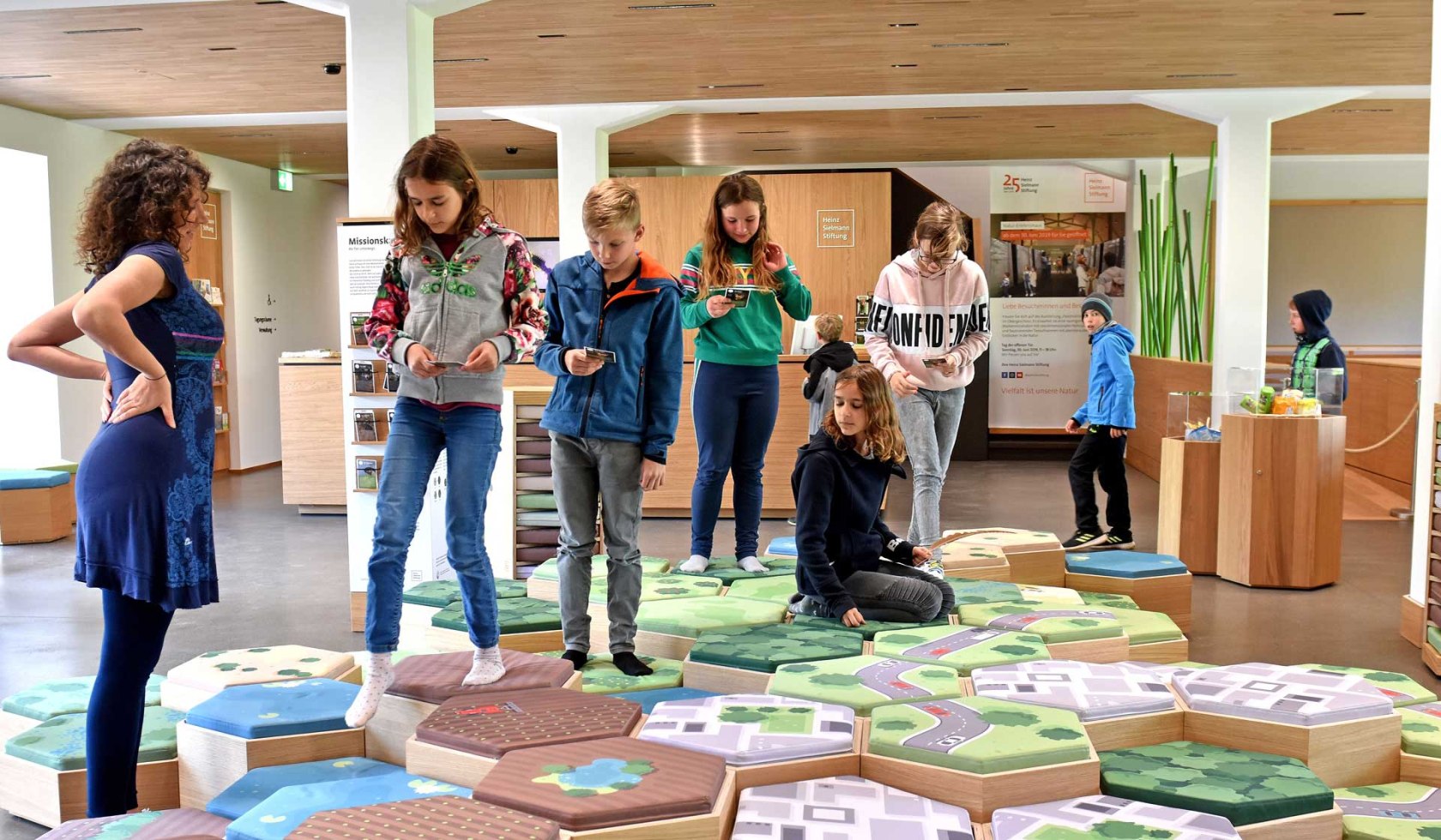 Kinder entdecken spielerisch und mit viel Bewegung die Ausstellung., © Heinz Sielmann Stiftung / Iris Blank