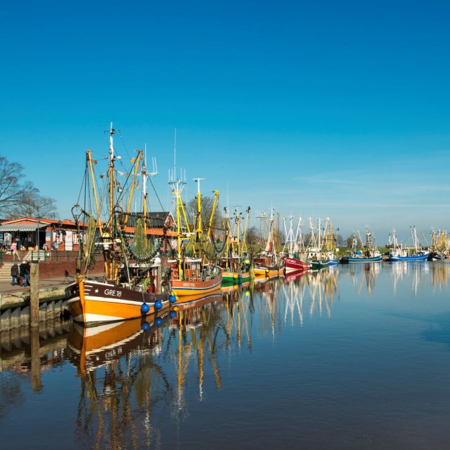 Hafen Greetsiel, Fischkutter, blauer Himmel, Krummhörn, Ostfriesland, Niedersachsen, Deutschland, © Dieter Schinner