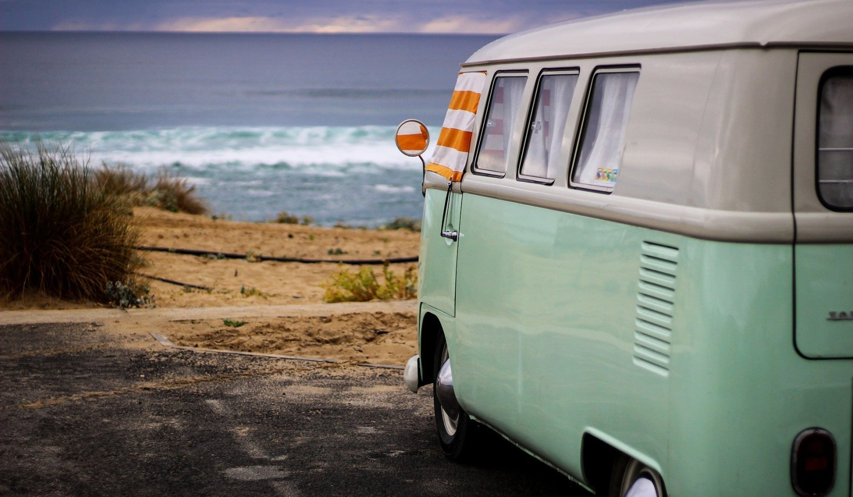 VW Bus steht an der Meeresküste, © TMN/pixabay