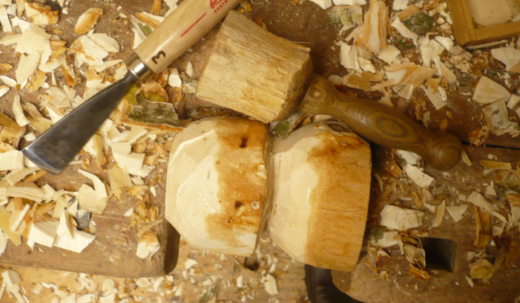 Ein geschnitzer Pilz aus Holz. Daneben liegen Meissel und Spähne, © dkholz