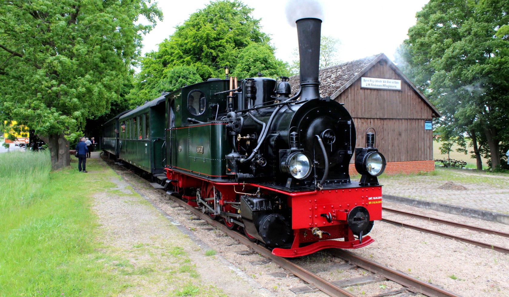 Eine alte schwarze Lokomotive steht im Bahnhof., © Mittelweser-Touristik GmbH